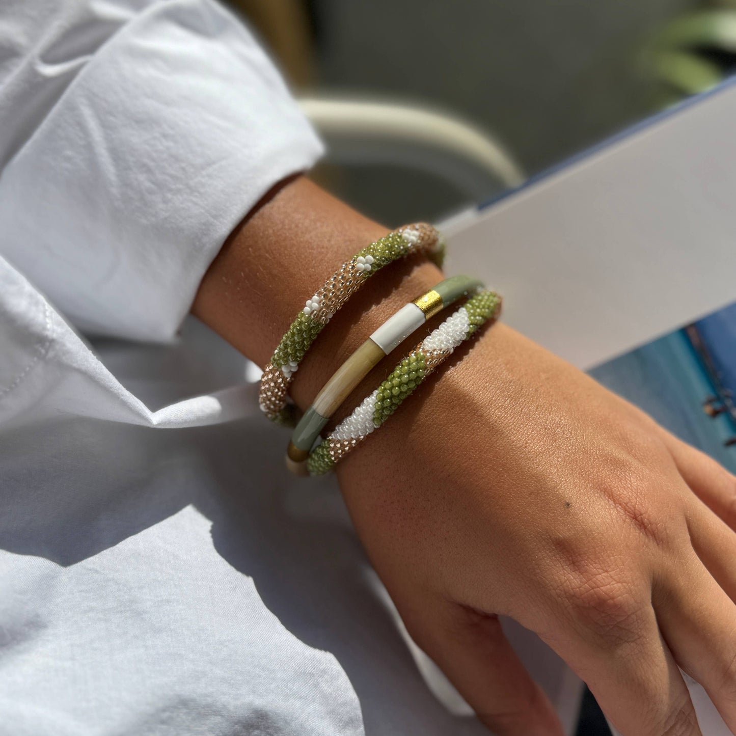 Armreif Horn khaki-weiss