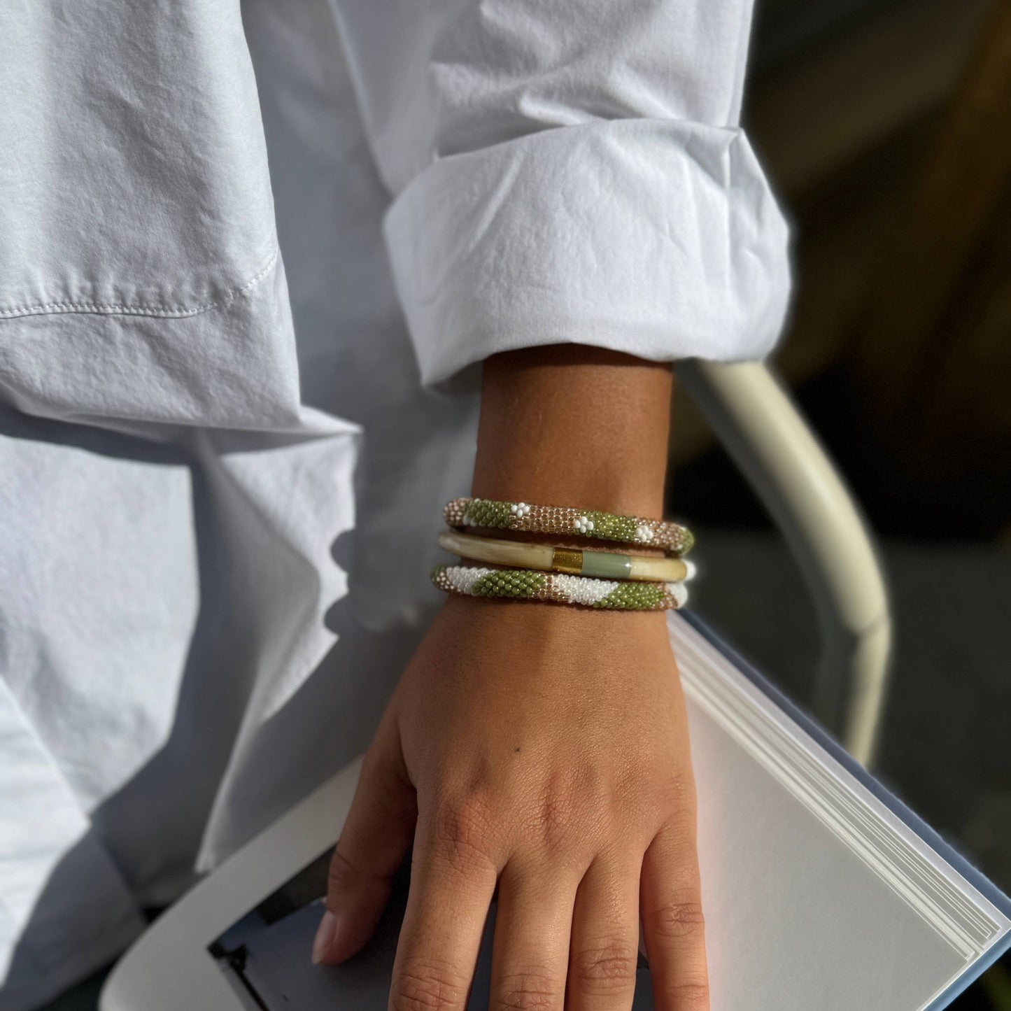 Armreif Horn khaki-weiss