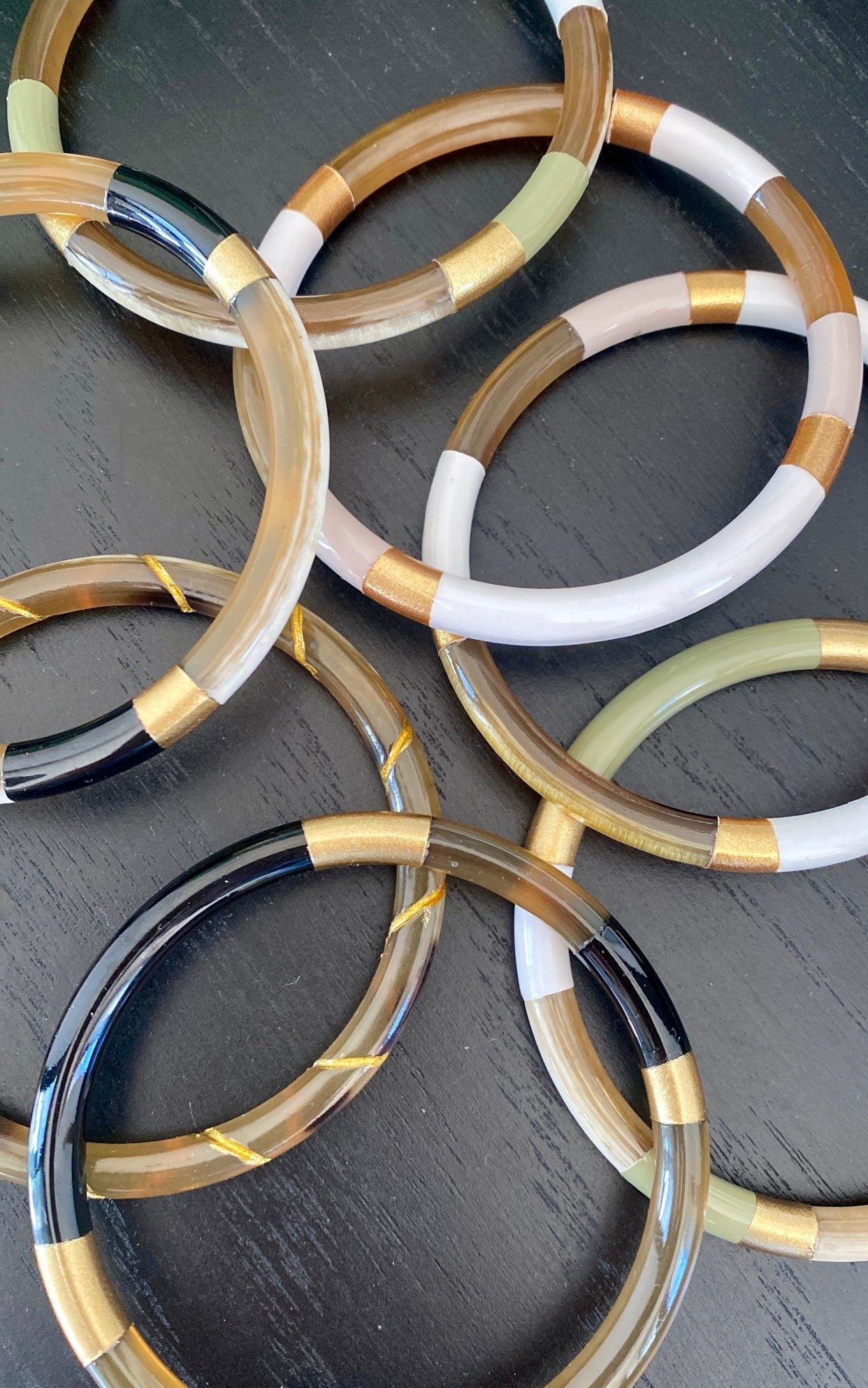 Armreif Horn weiss-taupe